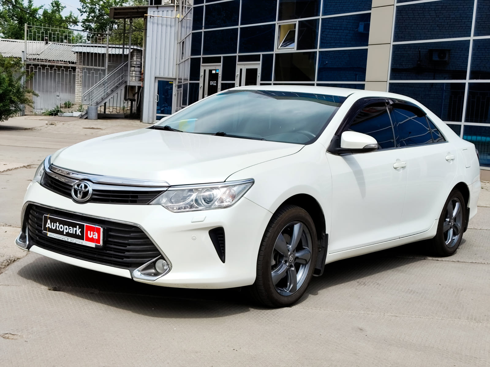 Toyota Camry 2015 Код товара: 44202 купить в Украине, Автомобили Toyota  Camry цена на транспортные средства в сети автосалонов, продажа подержанных  авто в Autopark